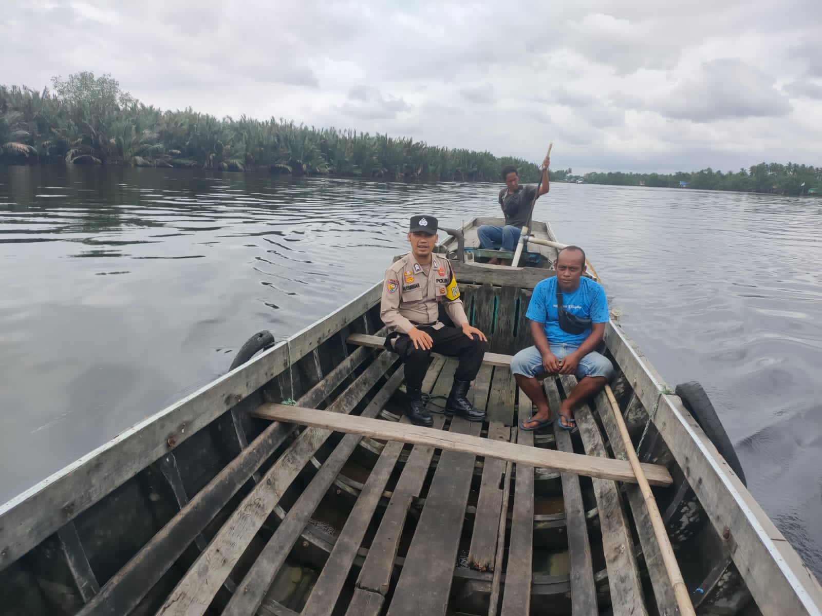 Polsek Pelangiran Cooling System di Desa Tagagiri Tamajaya Inhil Gunakan Sampan Kayu