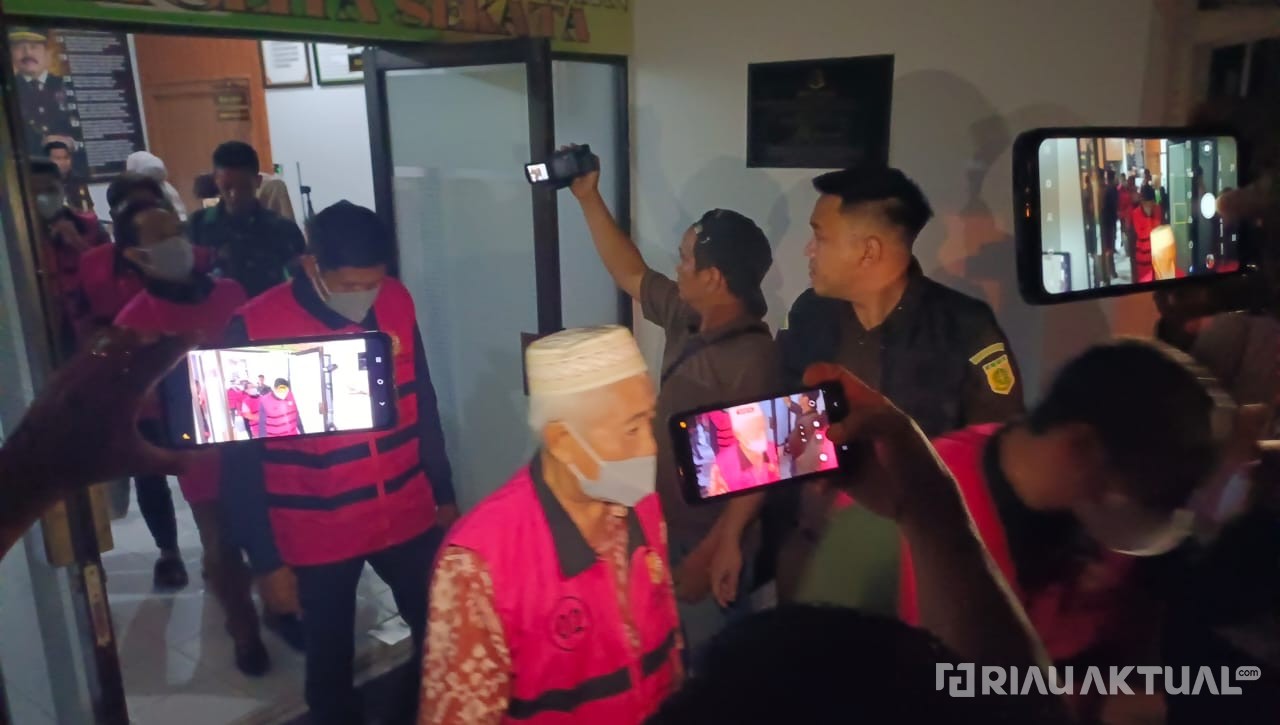 Kejari Pelalawan Tahan 15 Tersangka Dugaan Mafia Pupuk Subsidi