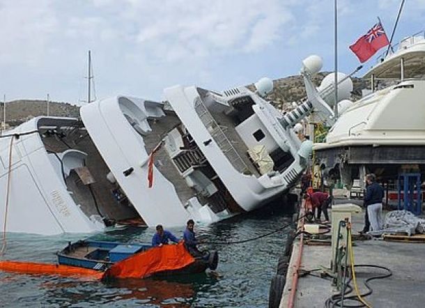 Kapal Pesiar Senilai Rp1,2 Triliun Milik Pangeran Arab Saudi Terbalik di Yunani