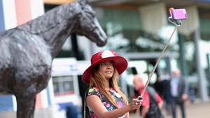 Ramai Selfie di Tempat Wisata, Dokter Kaitkan dengan Kesehatan Jiwa