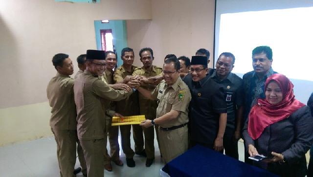 Bupati Meranti dan Direktur PT. NSP Lakukan Serah Terima Tanaman Kehidupan Untuk Masyarakat