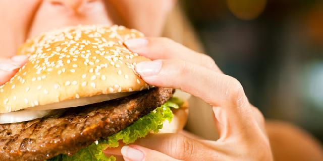 Kamu sering Makan di Atas Jam 7 Malam? Ini Dampaknya Untuk Kesehatan