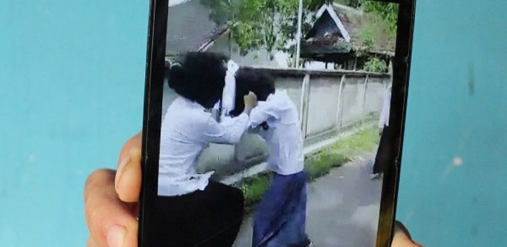 Siswi SMP Vs Siswi SMA, Duel Demi Cowok Pujaan