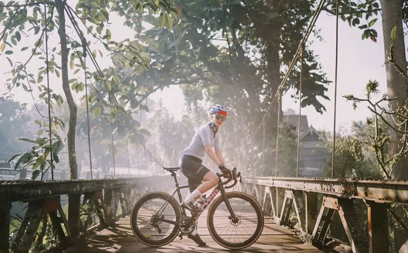 Cakep Mana, Gaya Sepedaan Luna Maya Vs Syahrini ?