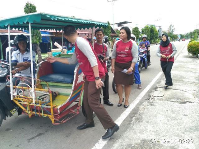 Sambut HAKI, Kejari Bengkalis Bagi Stiker Anti Korupsi Pada Masyarakat