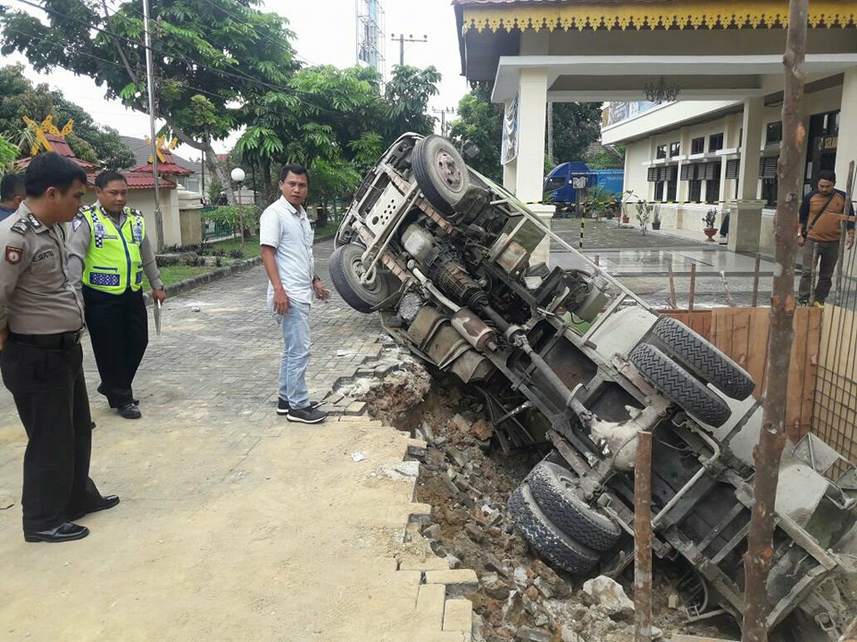 Truk Molen Terperosok di Halaman Kantor Camat Sail, Dua Orang Terluka