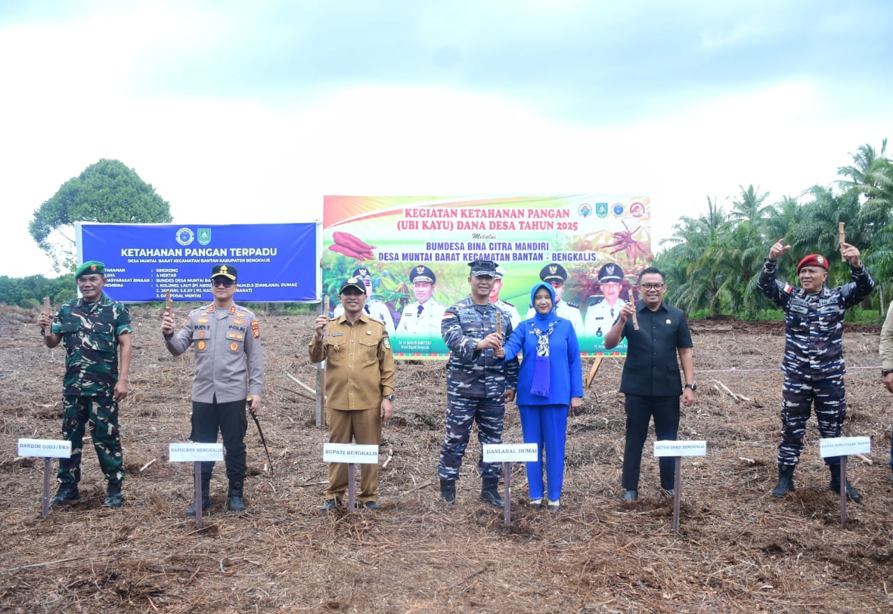 Wabup Bengkalis dan Komandan Lanal Dumai Tanam Mangrove di Pantai Muntai