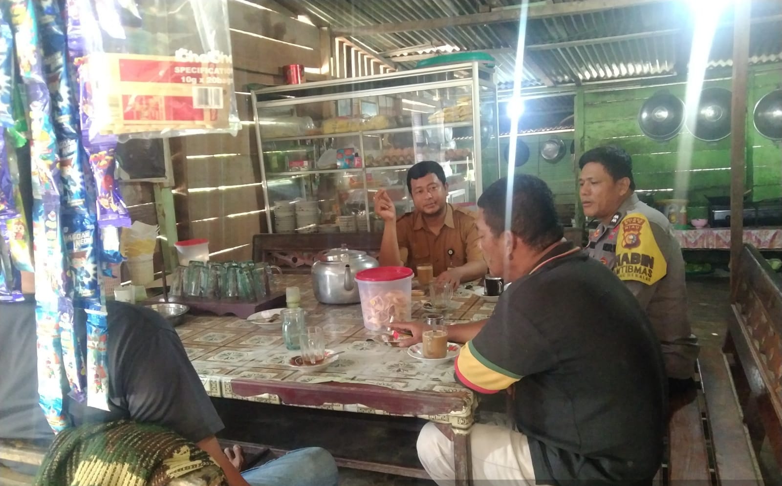 Sinergi Bersama Masyarakat, Bhabinkamtibmas Kampung Bekalar Gelar Cooling System Jelang Pilkada 2024