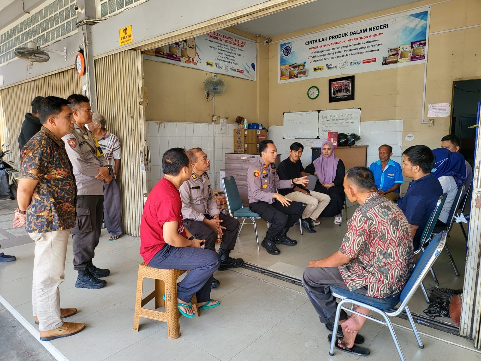 Sambangi Warga Jalan Kuras, Kapolsek Senapelan Terima Langsung Aduan Masyarakat