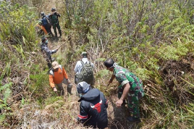 Prajurit TNI Tebar Cairan Antikebakaran Hutan