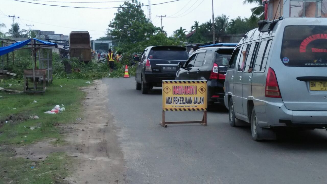 Proyek Preservasi Jalan Dilanjutkan, Sekda Inhil Minta Rekanan Perhatikan Kualitas Pekerjaan