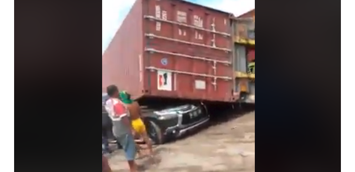 Viral ! Beredar Video Kontainer Tindih Mobil Mewah, Kondisi Pengemudinya Inalillahi