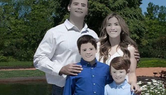 Alasan Lucu di Balik Viralnya Foto Keluarga Ini