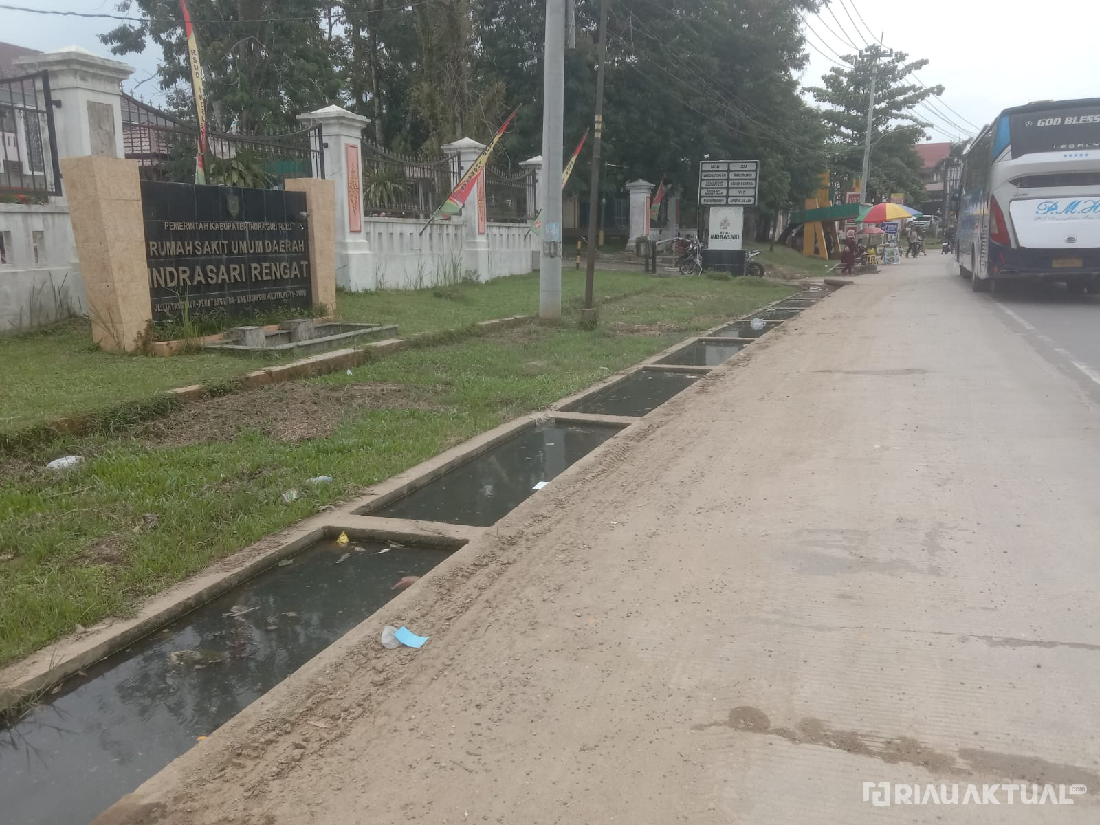Air Tergenang di Jalan Depan RSUD Indrasari Setiap Hujan, Warga Resah