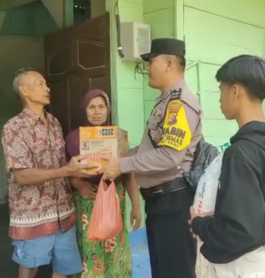 Polsek Bukit Batu Berikan Sembako Kepada Warga Bukit Kerikil