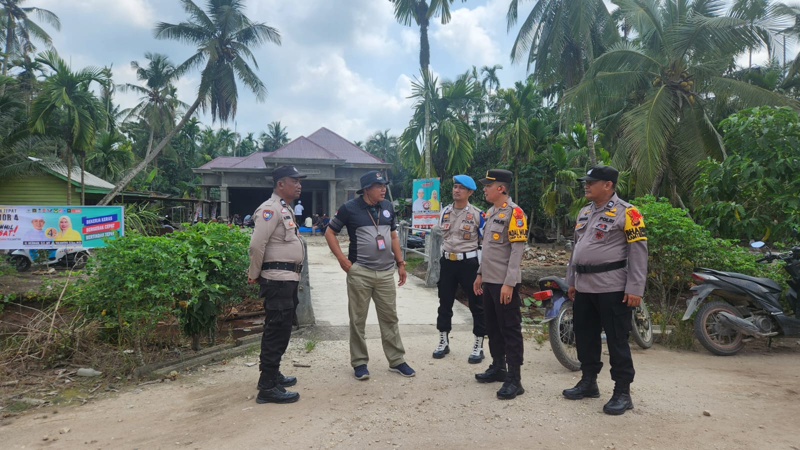 Polsek Kempas Amankan Kampanye Pilkada 2024 di Desa Rumbai Jaya