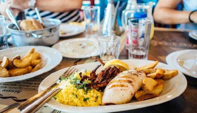 Deretan Tuntutan Aneh dan Kocak pada Restoran