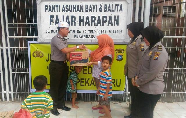 Jumat Barokah, Polresta Pekanbaru beri bantuan