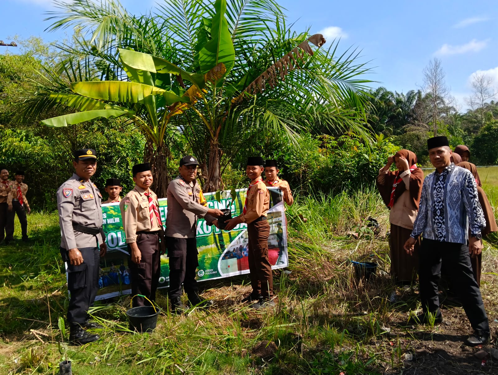 Tanam Pohon Matoa, Polsek Bangko Pusako Sosialisasikan Program Green Policing di Sekolah
