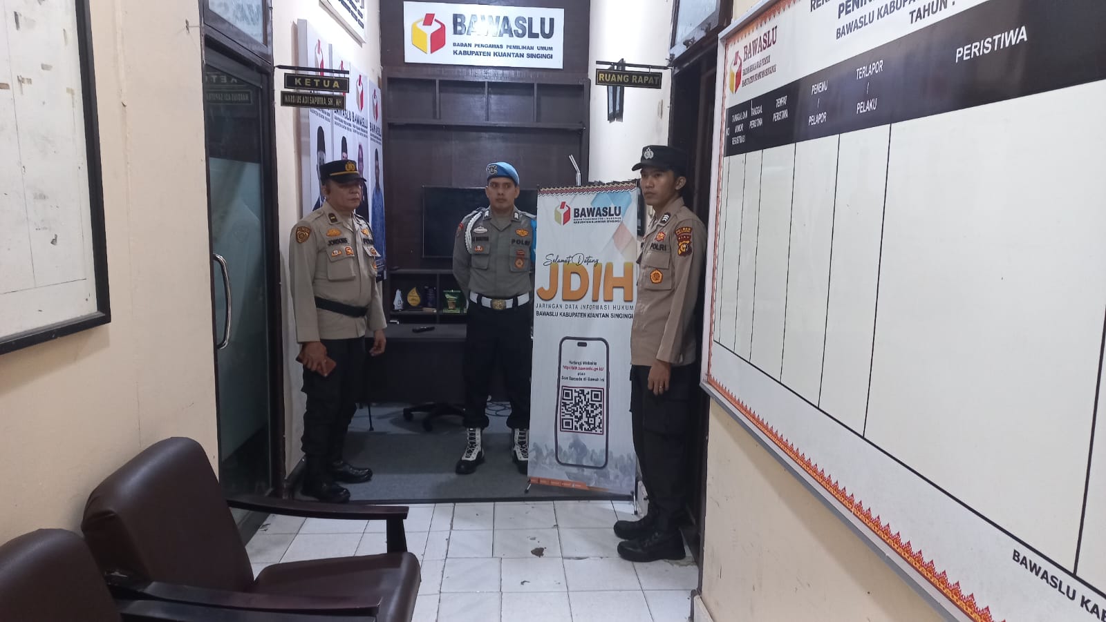 Polres Kuansing Laksanakan Pengecekan Preventif dan Pengamanan di Kantor Bawaslu Kuansing untuk Dukung Operasi Mantap Praja 2024