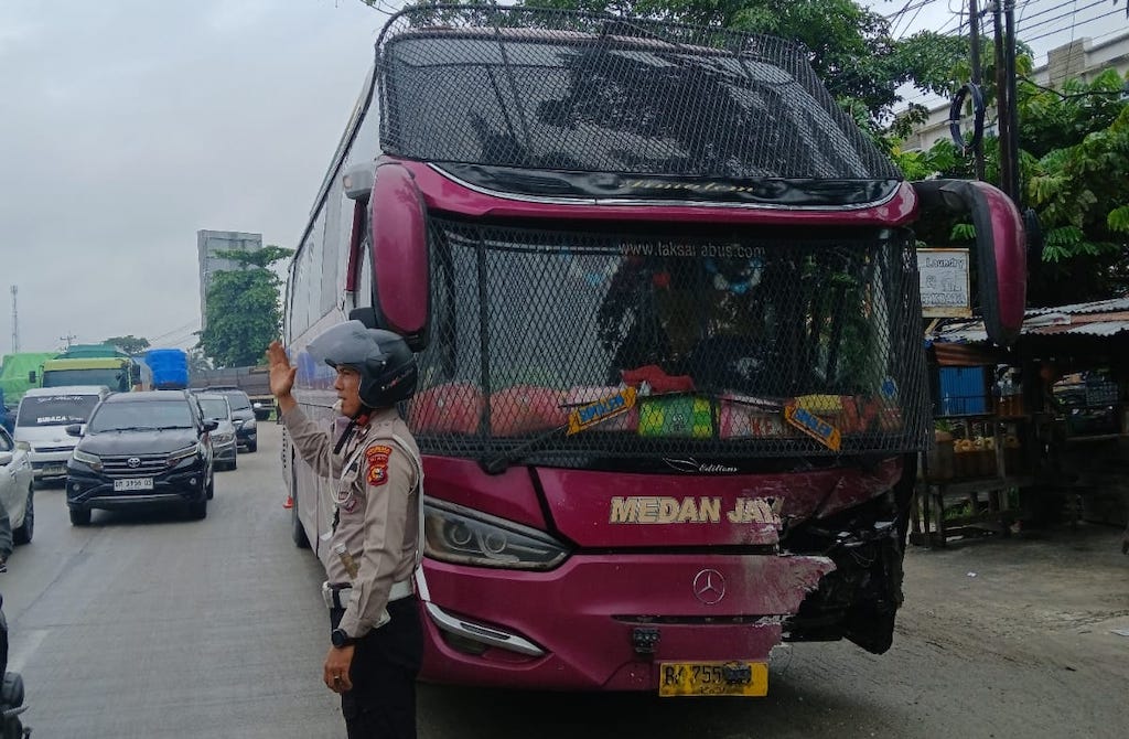 Triton Tabrak Bus Medan Jaya di Jalan Siak II Pekanbaru