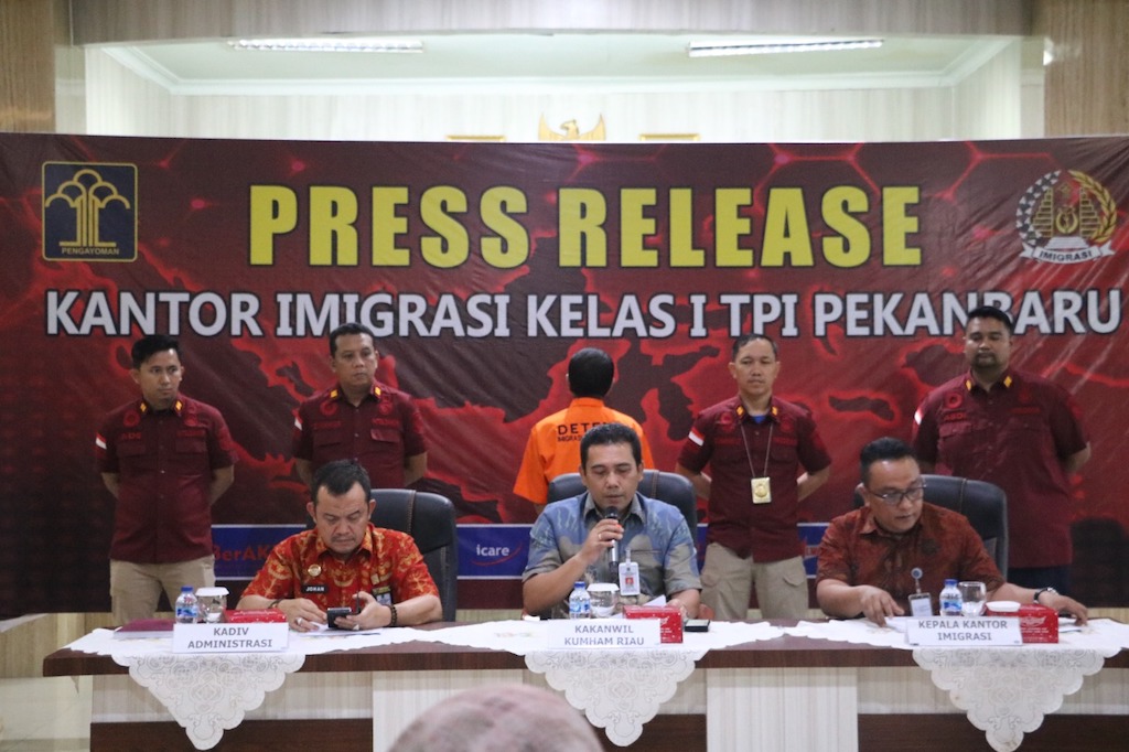 Imigrasi Pekanbaru Serahkan Tersangka WNA Kasus Pelanggaran Tindak Piana Keimigrasian Pada Kejaksaan