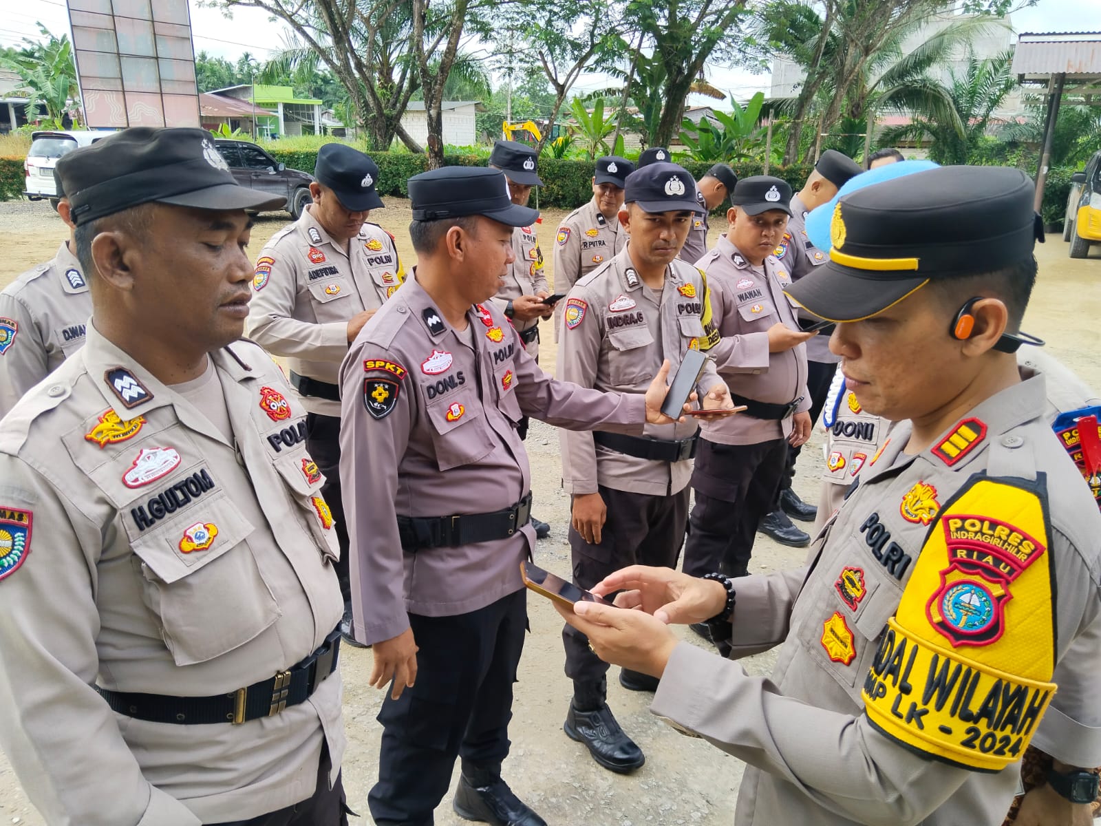 Cegah Judi Online, Kapolsek Kempas Cek Mendadak Ponsel Personel