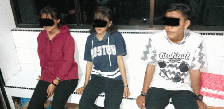 Wah Ngaco! Heboh Video Cewek Rebutan Cowok, Pelajar Nonton Sambil Pelukan