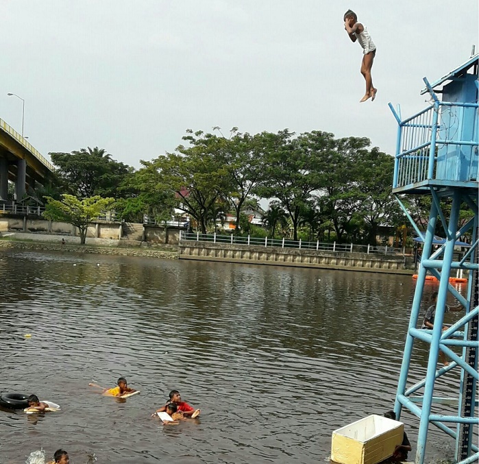 Atraksi Bocah di Antara Pencemaran dan Pendangkalan Sungai Siak