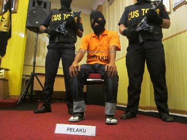 WNA Selipkan Narkoba di Lidah Sepatu, Ditangkap BC Pekanbaru