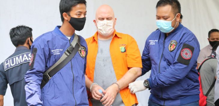 Hampir Tiap Hari Gadis di Bawah Umur Keluar Masuk di Kediaman Buronan FBI