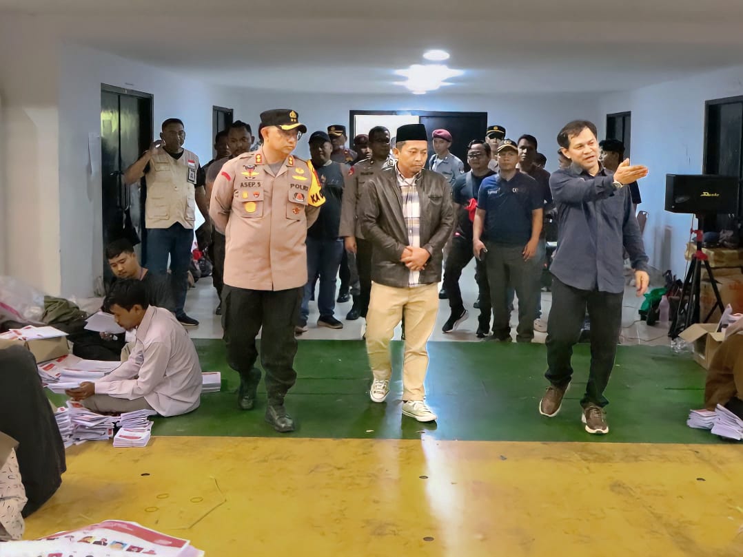 Pastikan Berjalan Aman, Kapolres Siak Cek Proses Pelipatan Surat Suara Pemilu 2024