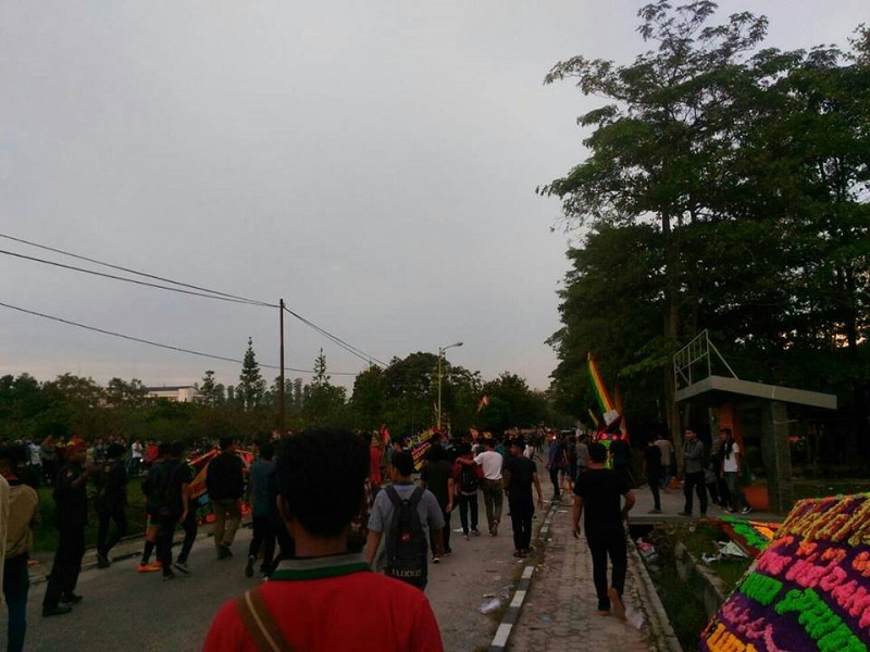 BREAKING NEWS: Dua Kelompok Mahasiswa Unri Saling Serang