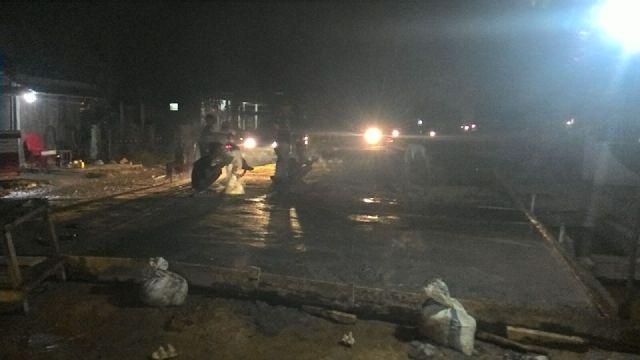 Angaran Pemda Defisit, Warga Perbaiki Jalan Secara Swadaya