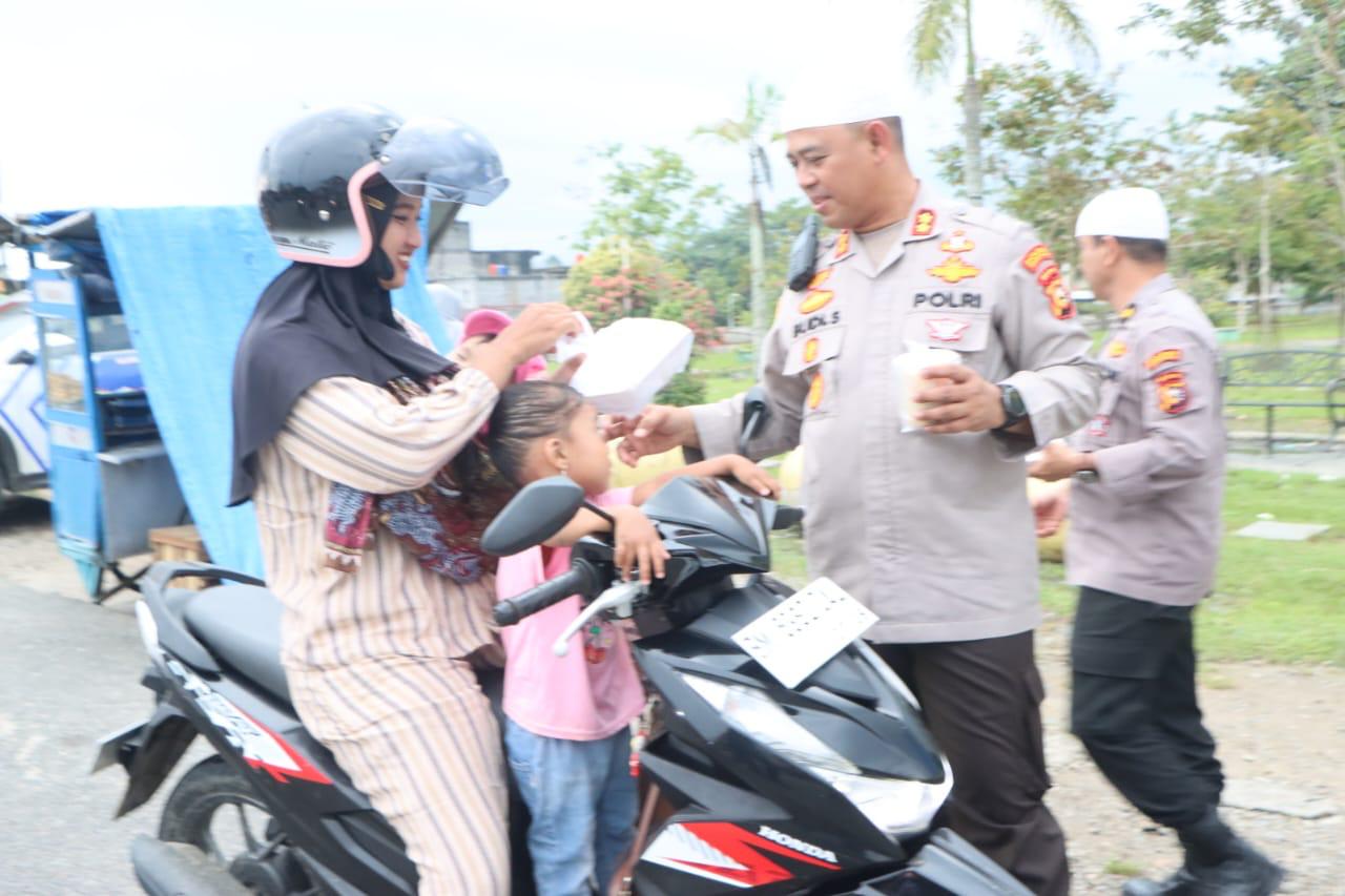 Ramadhan Penuh Berkah, Polres Rohul Bagikan Ratusan Takjil Gratis