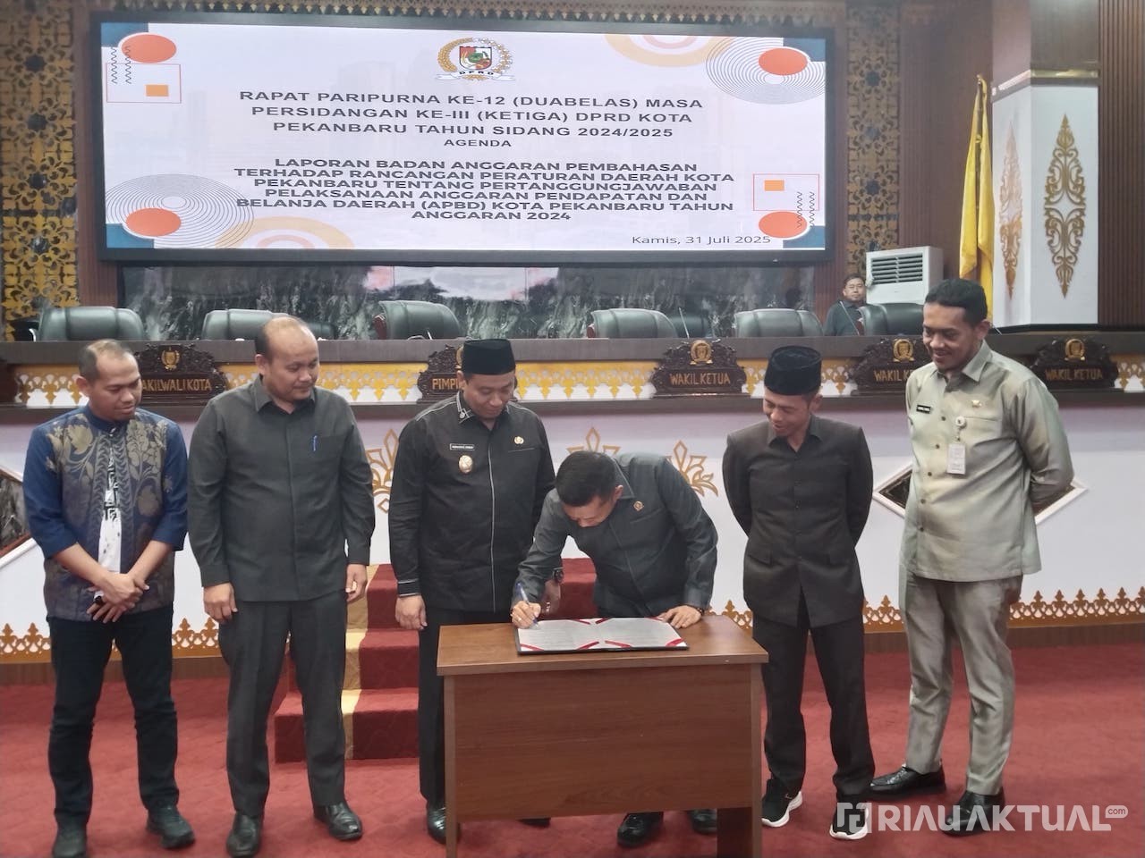 Paripurna Sempat Diskors, DPRD Pekanbaru Setujui Ranperda Pertanggungjawaban APBD 2024