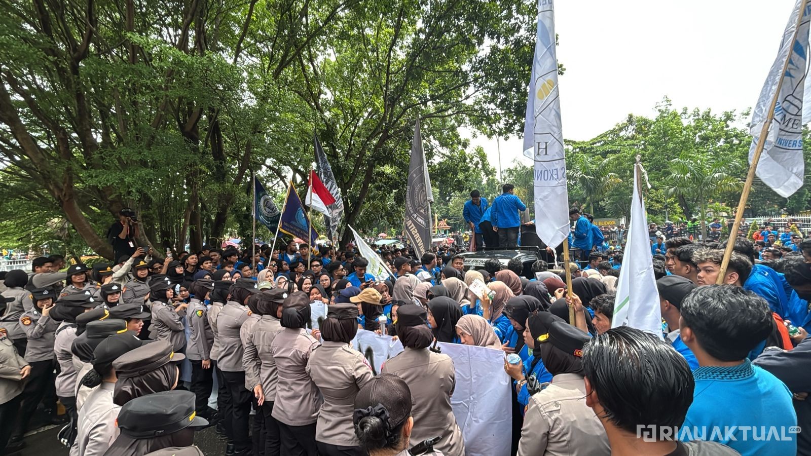 Gelombang Massa Aksi Terus Berdatangan ke Gedung DPRD Riau