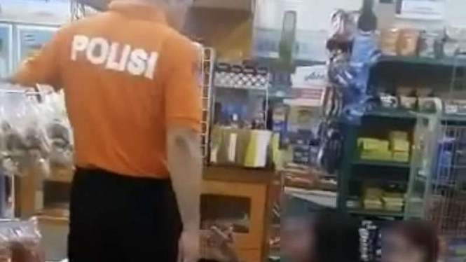 Kapolri Murka, Polisi Penendang Ibu-ibu Langsung Dicopot