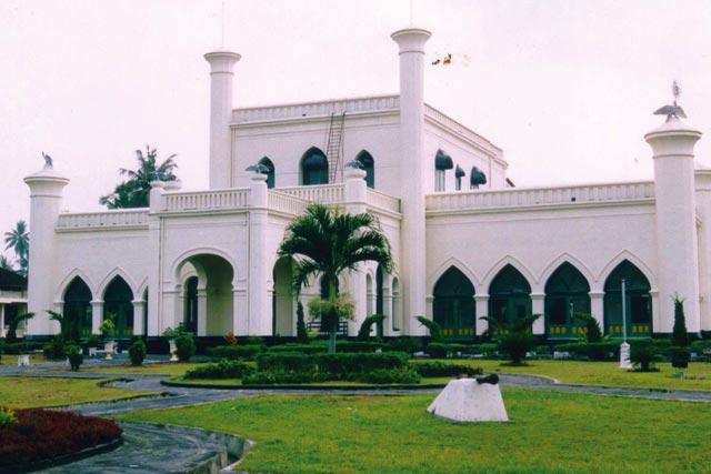 Hebat, Pengunjung Istana Siak Meningkat