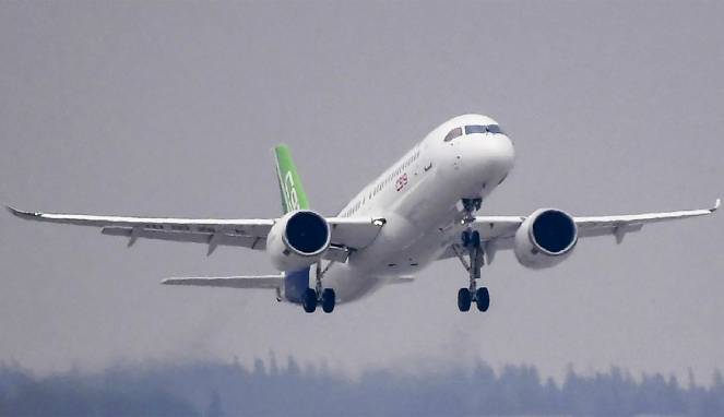 Kenapa Dilarang ke Toilet Saat Pesawat Lepas Landas?