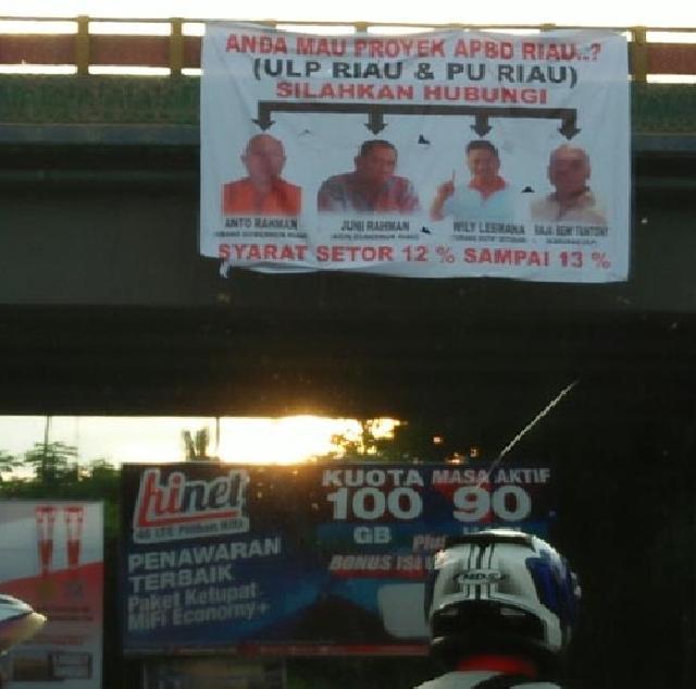 Bermunculan Spanduk Gelap Menyudutkan Keluarga Gubernur Riau