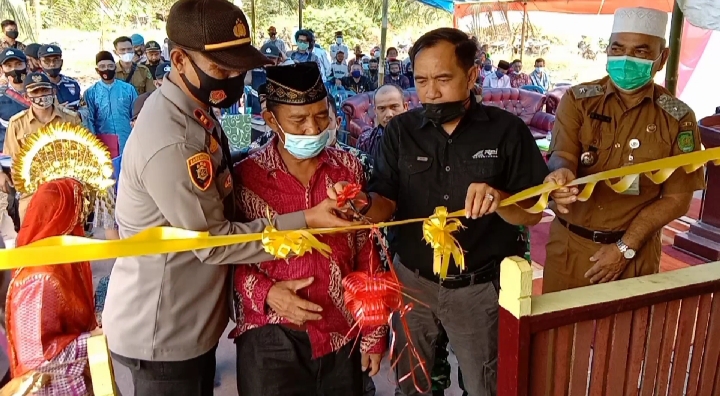 Ketua DPRD Inhil dan Kapolsek GAS Resmikan Rumah Layak Huni untuk Seorang Guru Ngaji