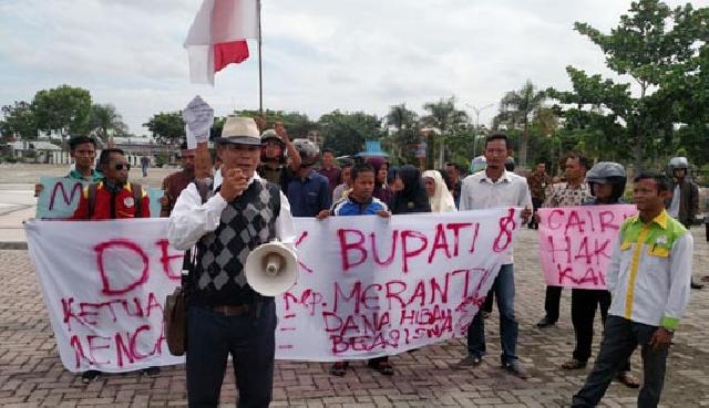 Sempat Ricuh dengan Wartawan, Pendemo di Kantor Bupati Meranti Lecehkan Jurnalis