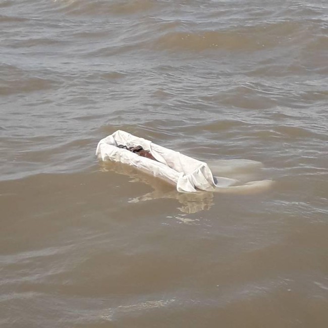 Jenglot yang Sempat Heboh di Surabaya Akhirnya Dilarung di Laut