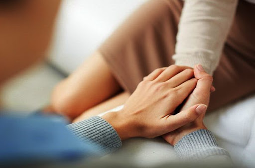 Selingkuh, Wanita Dihukum Menggendong Suami Keliling Kampung