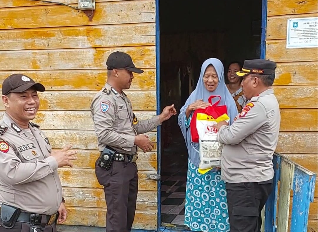 Warga Lansia Desa Pangkalan Jambi Dapat Bantuan Sembako dari Polsek Bukit Batu