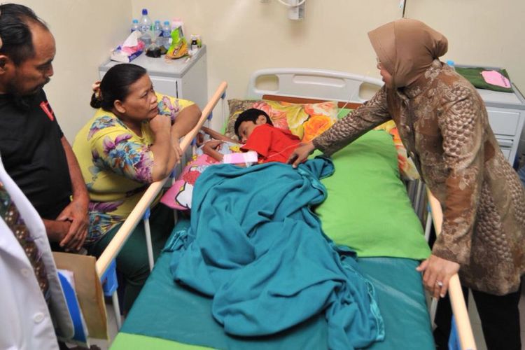 Jenguk Pasien Anak yang Diantar Gerobak, Risma Janjikan Kursi Roda