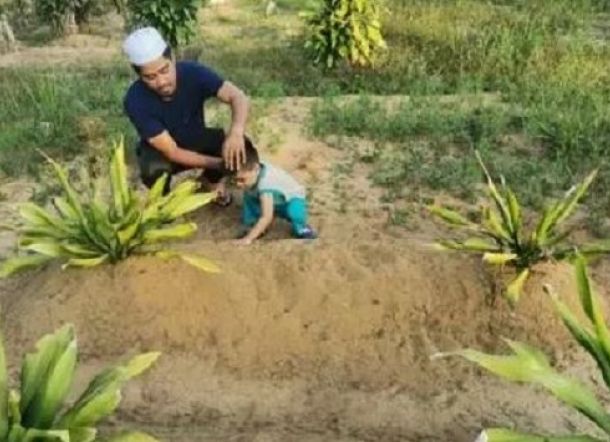 Kisah Haru Bocah Menangis Tersedu-sedu di Makam Ibunya