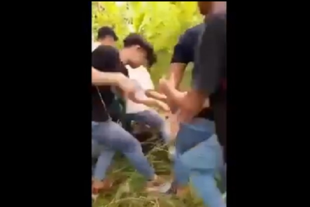 Viral Video Pelajar Dikeroyok Secara Brutal di Semak-semak