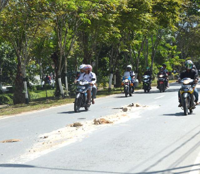 Warga Keluhkan Material Berserakan di Jalan